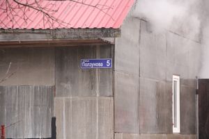 В Великих Луках на ул. Ползунова горит дом (ФОТО)