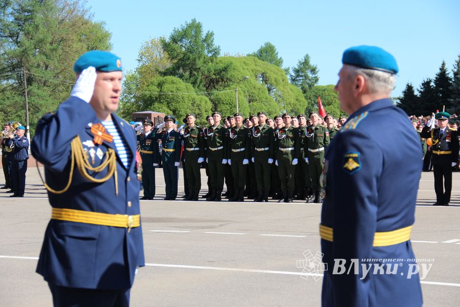 В Великих Луках прошел Парад Победы (ФОТО)