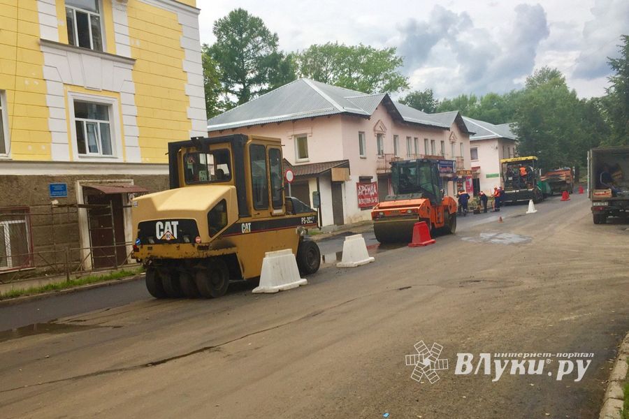 Припаркованные у обочин автомобили вновь мешают ремонту дорог (ФОТО)