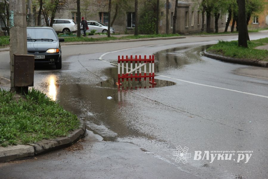 На улице Ставского временно затруднено движение (ФОТО)