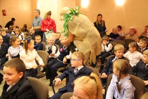 Зачем самых младших учеников 13-й школы испачкали мелом (ФОТО)