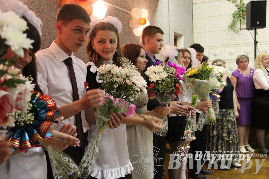 «Последний звонок» в школах Великих Лук