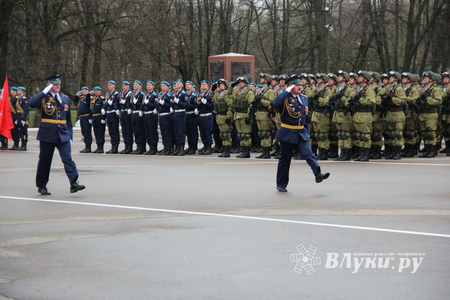 В Великих Луках прошел Парад Победы (ФОТО)