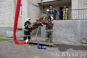 В Великих Луках прошли областные соревнования среди пожарных по спасению пострадавших