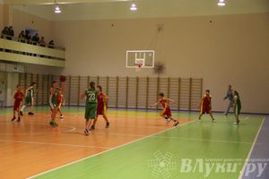 Интересный баскетбольный матч прошел в Великих Луках (фото)