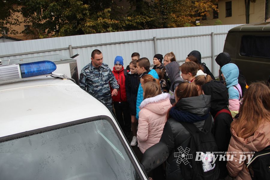 Великолукских школьников познакомили со спасательной техникой (ФОТО)