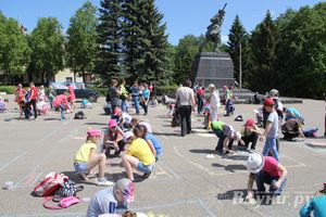 В Великих Луках прошел конкурс детских  рисунков на асфальте (фото)