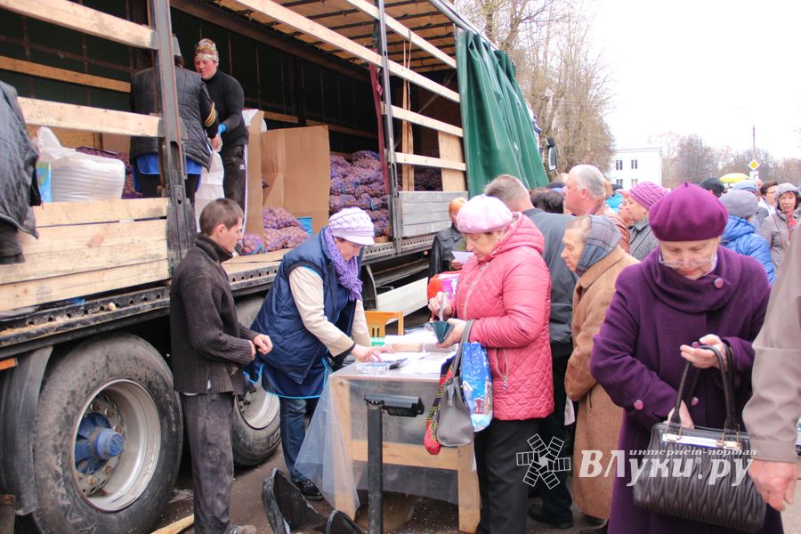 В Великих Луках проходит Весенняя ярмарка