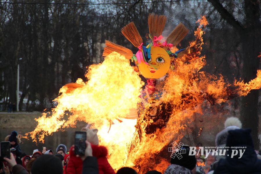 Масленичные гуляния прошли в Великих Луках (ФОТО)
