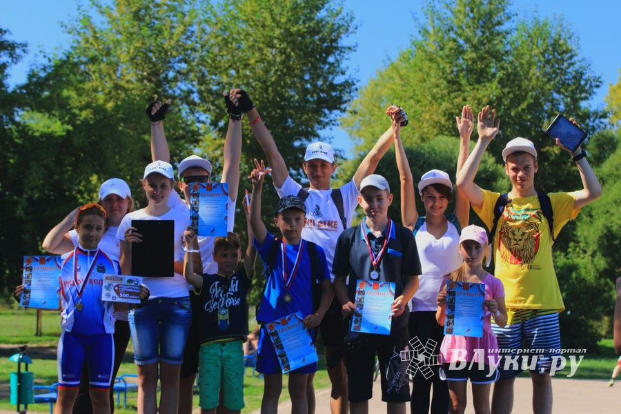 В день физкультурника в Великих Луках прошел велопробег (фото).