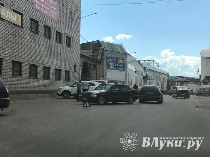Фотофакт: ДТП на Первомайской в Великих Луках