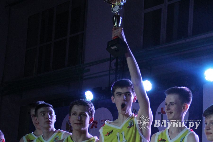 В Великих Луках прошли финальные игры Чемпионата ШБЛ «КЭС-БАСКЕТ» (фото)