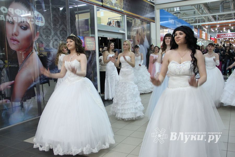 В Великих Луках бегали невесты (ФОТО)