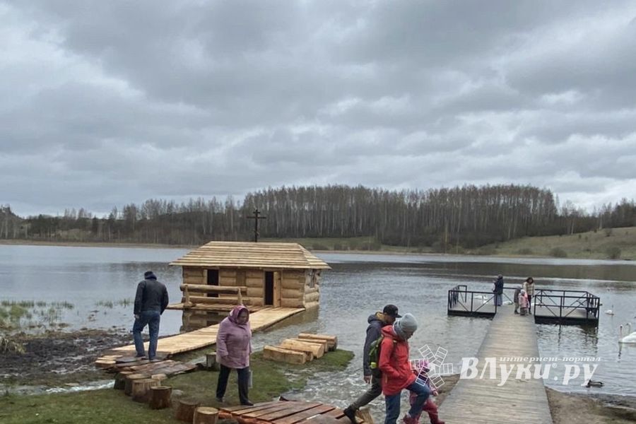 Часовню-купель в память о погибших великолукских паломниках освятили в Изборске