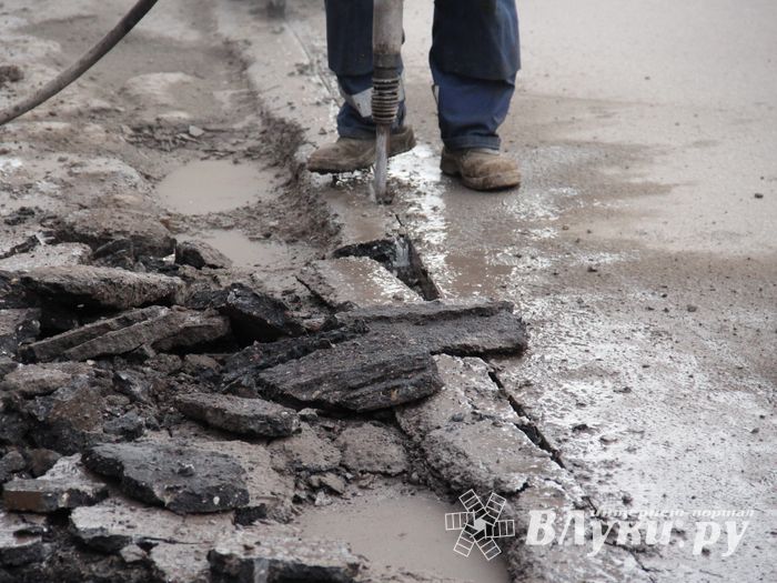 В Великих Луках начался ямочный ремонт улицы Нелидовской (ФОТО)