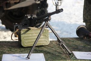 Великолучанам показывают армейскую технику и кормят кашей (6+) (ФОТО)