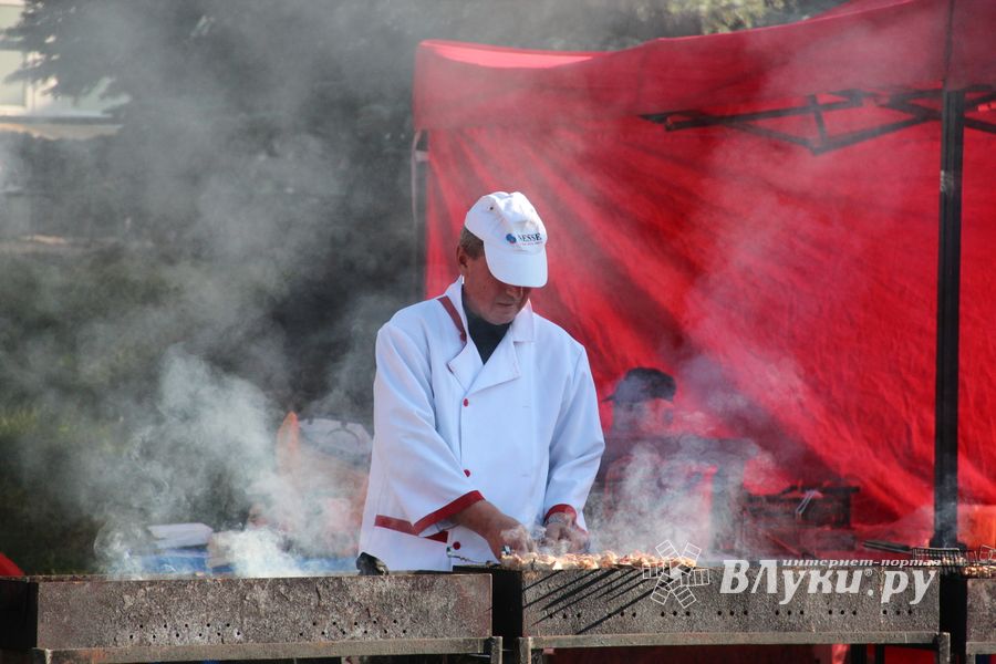 В Великих Луках прошла универсальная осенняя ярмарка (ФОТО)