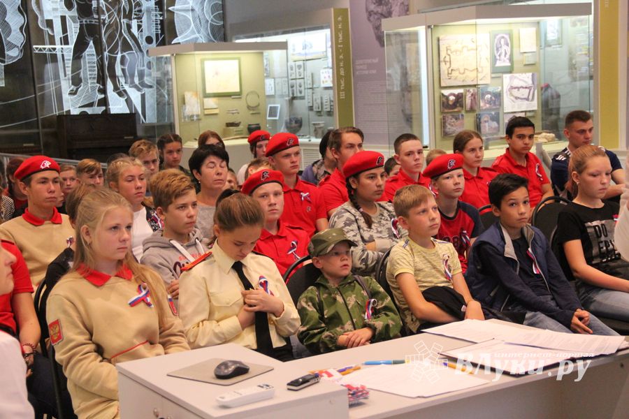 Великолучане отмечают День флага (ФОТО)