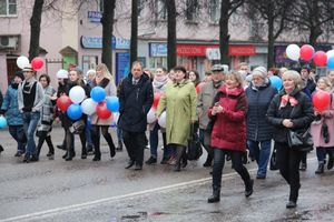 В Великих Луках прошло праздничное шествие (ФОТО)