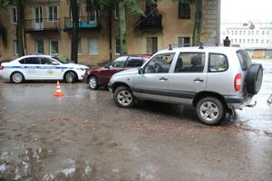 Chevrolet vs Chevrolet: автомобили не поделили улицу в Великих Луках (ФОТО)