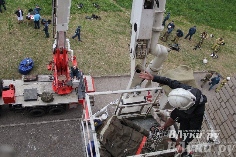 В Великих Луках прошли областные соревнования среди пожарных по спасению пострадавших
