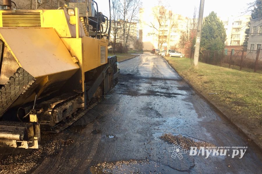 На улице Зелёной завершается укладка асфальта (ФОТО)