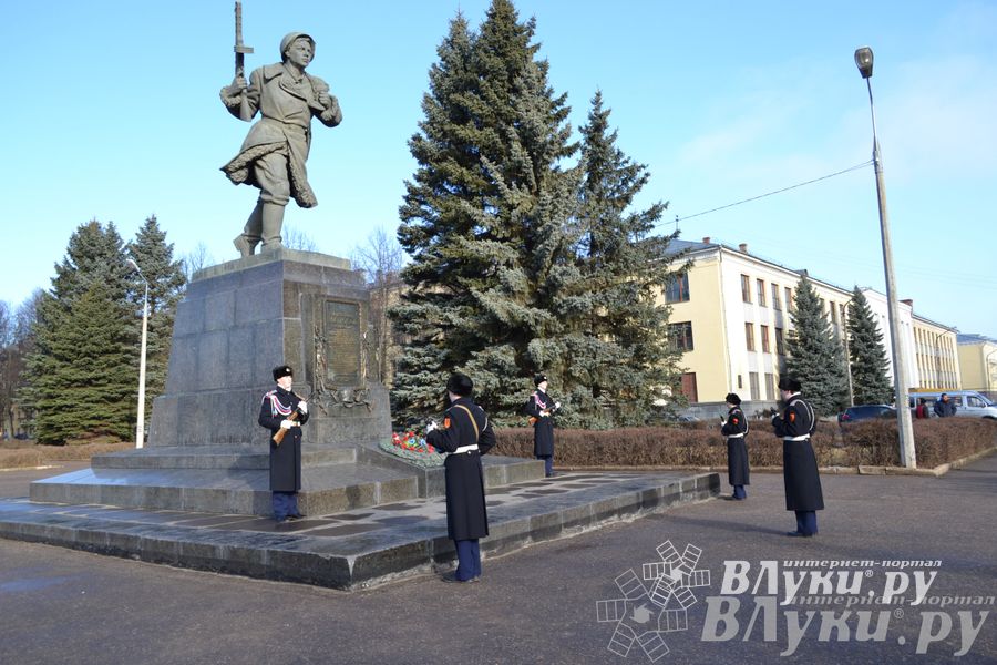День защитника отечества в Великих Луках отметили памятным митингом и салютом