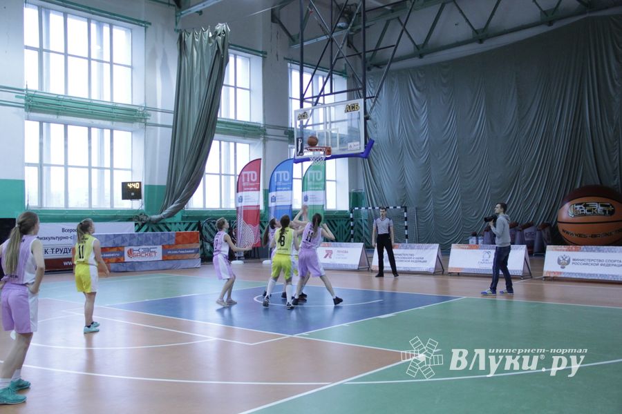 В Великих Луках состоялся финал «Кэс-Баскет»