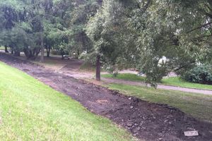 В центрального городском парке Великих Лук продолжаются ремонтные работы (фото)