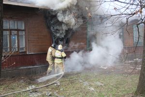 В Великих Луках на проспекте Гагарина горел барак (ФОТО)
