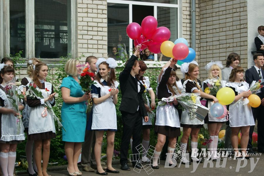 «Последний звонок» в школах Великих Лук