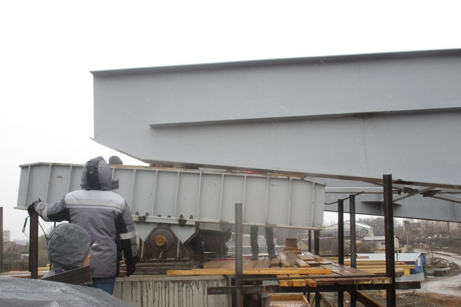 В Великих Луках продолжается строительство путепровода через железную дорогу (ФОТО)