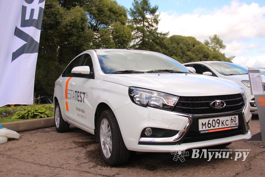 В Великих Луках прошла «Автовыставка 2017» (ФОТО)