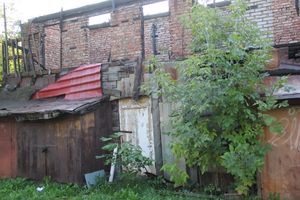 Фотофакт: Горелые сараи в центре Великих Лук превращаются в свалку (фото)