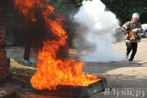 В Великих Луках прошли соревнования среди пожарных
