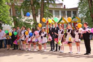 В Великих Луках прозвенели «последние» звонки (ФОТО)