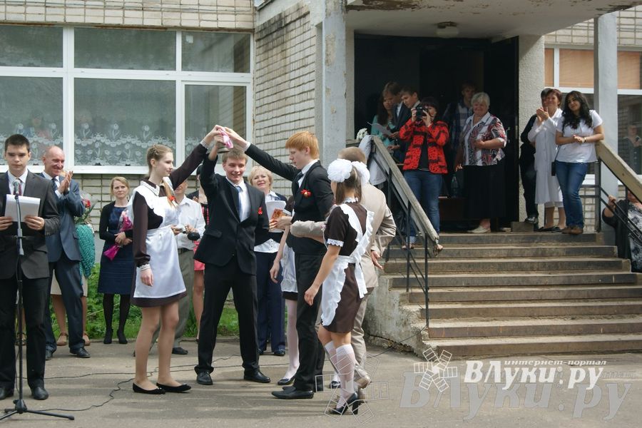 «Последний звонок» в школах Великих Лук