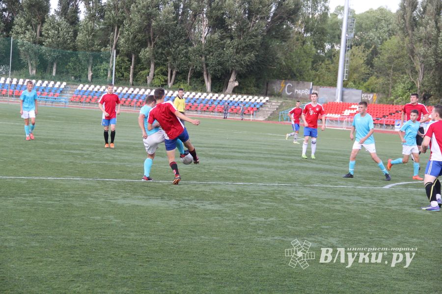 В минувшие выходные великолучане сыграли в футбол (фото)