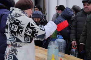 Великолучане запасаются святой водой (фото)