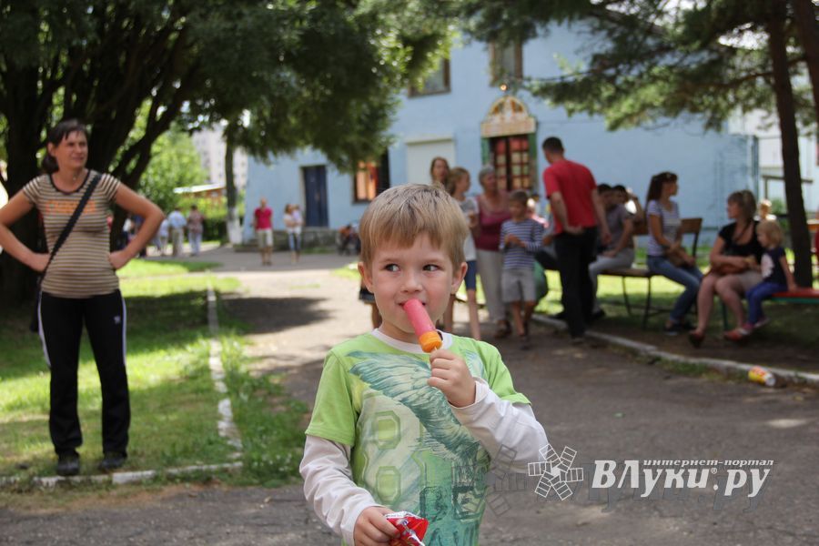 ​В Великих Луках сказочный «Праздник мороженого» подарил радость детям