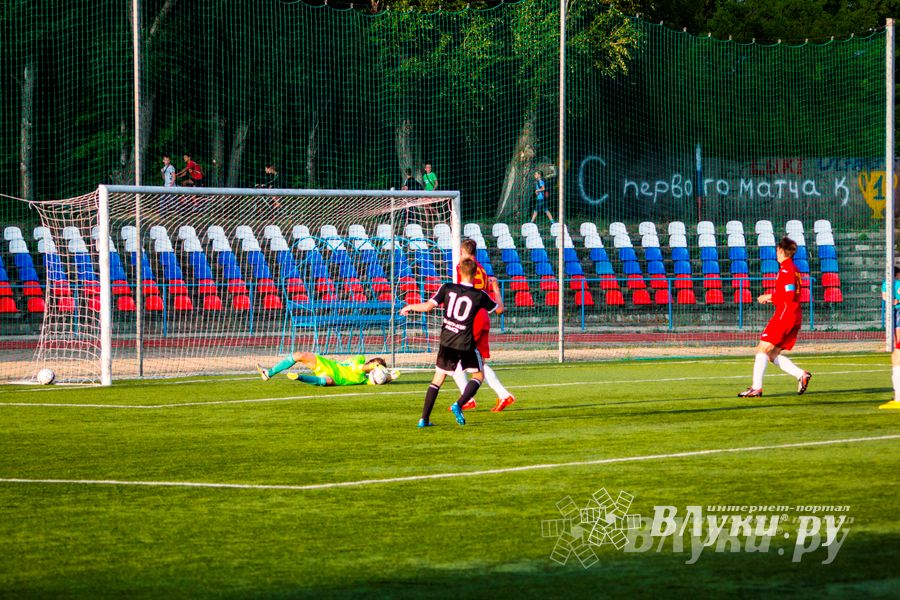 Матчи по футболу в рамках Первенства России проходят в Великих Луках (фото)