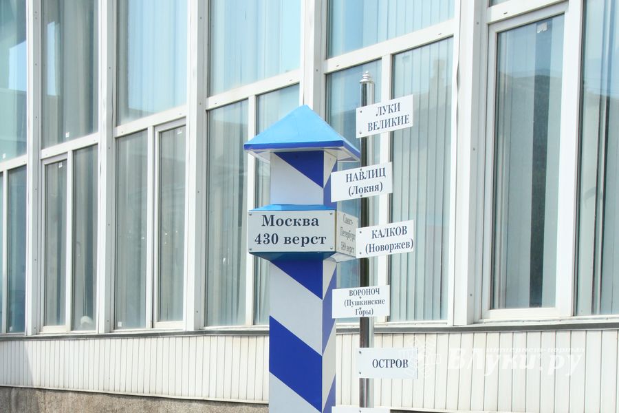 «Верстовой столб»  установлен у здания Главпочтамта на улице Зверева