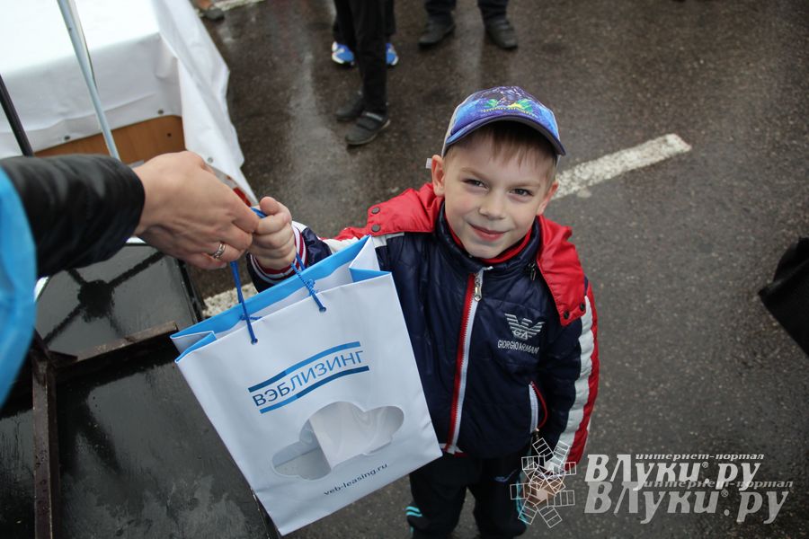 В Великих Луках прошла «Весенняя автоярмарка Великие Луки — 2015» (фото)
