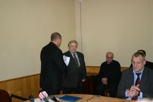 Удостоверение получает представитель А.Мурылева (округ №7) П.Васильев