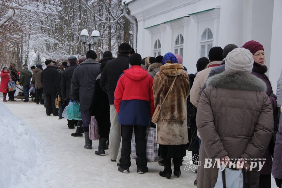 Великолучане запасаются святой водой (фото)