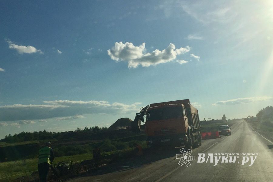 На трассе Рига-Москва идут дорожные работы (ФОТО)