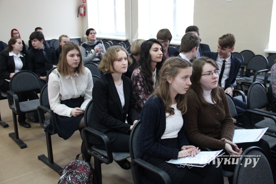 В Великих Луках наградили самых умных школьников 