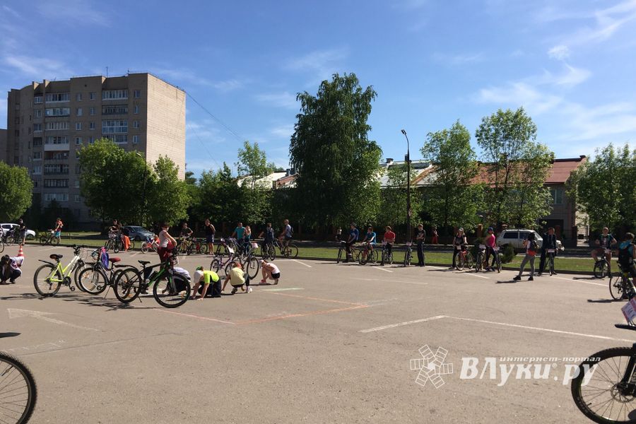 В Великих Луках прошел традиционный велопарад (ФОТО)