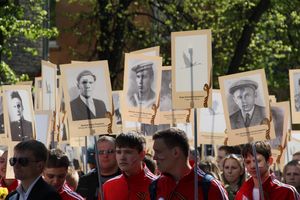 9 мая в Великих Луках. Шествие и салют