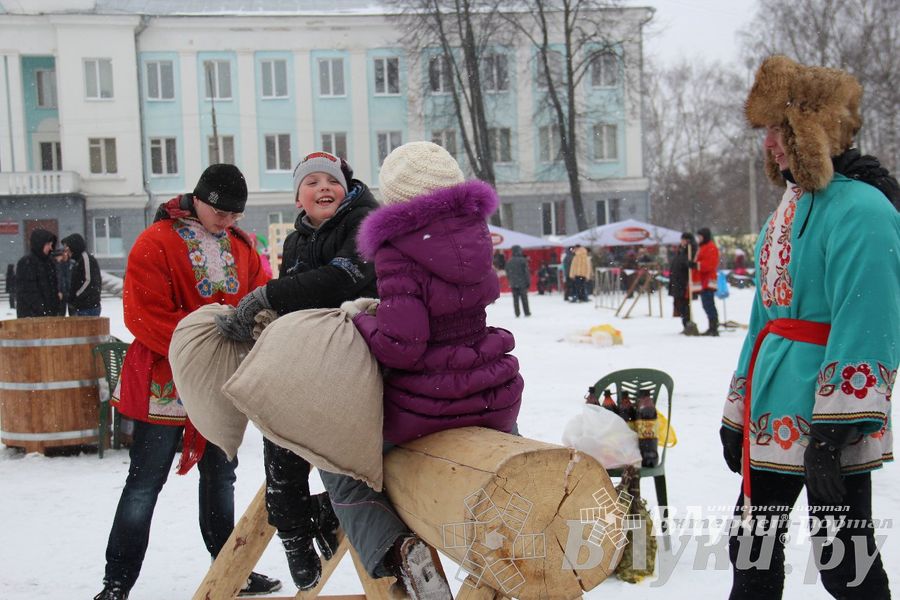 В Великих Луках встретили Масленицу